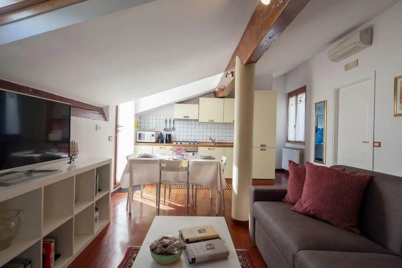 Mansarda Dei Poeti Apartment La Spezia